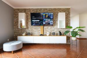 salon z białym blatem i ceglaną ścianą w obiekcie Villa Werner by Madeira Dream Stays w mieście Ponta do Pargo