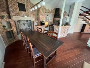 a dining room with a wooden table and chairs at Ostsee-Loft in Neuendorf