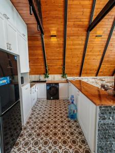 Una cocina con techos de madera y lavadora y secadora. en Huzoor Aframe Gabala, en Gabala 12 fotos más