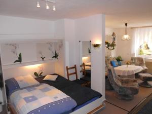 a bedroom with a bed and a living room at Charmantes Ferienhaus Storchenblick in Kremmen
