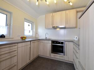 Dapur atau dapur kecil di Graceful Apartment in Velmede with Garden