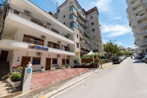 una calle con un edificio al lado de la carretera en Villa Oresti, en Sarandë