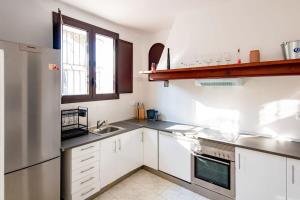 Kuchyň nebo kuchyňský kout v ubytování 16th-Century Masia with Pool and Chapel