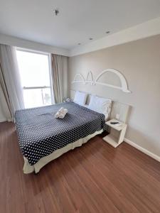 a bedroom with a black and white bed and a window at Mercure Lider 1303, Flats Rocha in Brasilia +16 photos