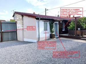 Una casa con letreros en el frente. en Agréable chambre pour 2 avec salle de bain et terrasse privées, en Fagnières 10 fotos más
