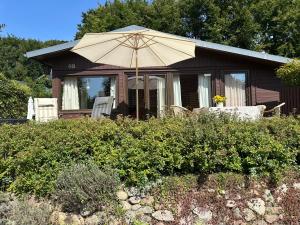 a house with an umbrella in front of it at Ferienwohnung Sonneninsel in Ostseebad Sellin