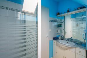 ein Badezimmer mit Waschbecken und Glasdusche in der Unterkunft Ty Provans e Breizh - Maison pour 12p in Primelin + 15 Fotos