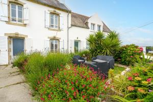 ein Haus mit Blumen davor in der Unterkunft Ty Provans e Breizh - Maison pour 12p in Primelin