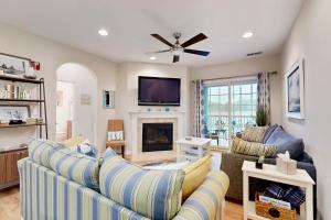 TV a/nebo společenská místnost v ubytování Bayside Resort --- 31574 Winterberry Pkwy Unit 305B