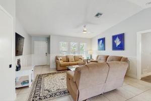 ein Wohnzimmer mit Sofa und Tisch in der Unterkunft Snow We're Not in Englewood