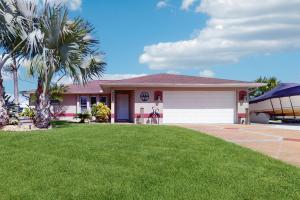 ein Haus mit einem grünen Rasen davor in der Unterkunft Snow We're Not in Englewood