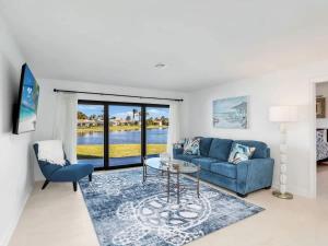 フォートマイヤーズにあるRelax at Lake Breeze 4BR Fort Myers Getawayの青いソファとテーブルのあるリビングルーム +16枚の写真