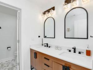 フォートマイヤーズにあるRelax at Lake Breeze 4BR Fort Myers Getawayの洗面台が2つと鏡が2つあるバスルーム