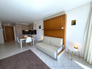 una sala de estar con un sofá y una mesa en Château 15, en Leukerbad