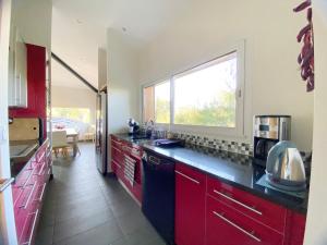 Η κουζίνα ή μικρή κουζίνα στο Les Chênes Lièges grande villa avec piscine