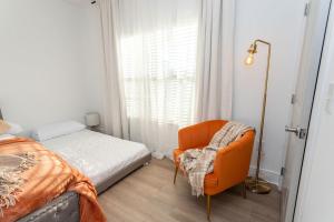 ein Schlafzimmer mit einem Bett und einem Stuhl und einem Fenster in der Unterkunft Beautiful Apartment in Concord with swimming pool and Gymn in Charlotte + 42 Fotos