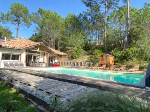 Πισίνα στο ή κοντά στο Les Chênes Lièges grande villa avec piscine