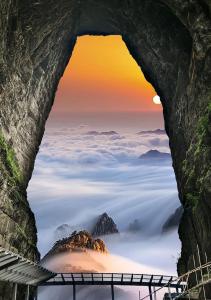 張家界市にあるZhangjiajie Waterfront Huajian & Tianmen National Forest Park Storeの空が見える山の窓