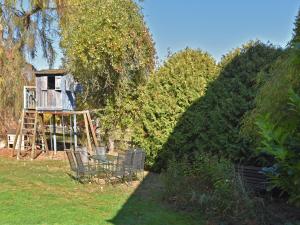 a garden with a table and chairs and a tree at Geräumiges Ferienhaus in Hessen mit Garten in Waldeck