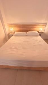 Un dormitorio con una cama blanca con dos almohadas. en Casa Morgana camera Irene, en Scilla