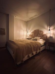 ein Schlafzimmer mit einem großen Bett mit zwei Leuchten in der Unterkunft Casa Es Vedra in Rojales + 17 Fotos