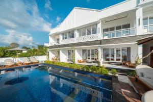 een exterieuraanzicht van een huis met een zwembad bij Nyuh Gading HILL in Nusa Lembongan