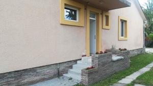 Budova, kde se apartmán nachází + 3 fotografie
