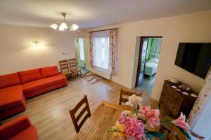 ein Wohnzimmer mit einem Sofa und einem Tisch in der Unterkunft Apartament Bryza in Danzig