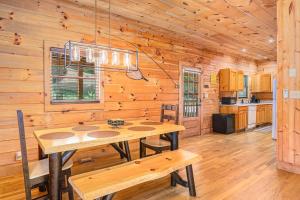 Un comedor con una mesa y una cocina. en River Fishing Cabin, en Lakemont