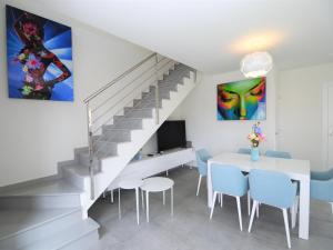 ein Esszimmer mit einem weißen Tisch und einer Treppe in der Unterkunft Estancia Rojales con Jardín in Rojales