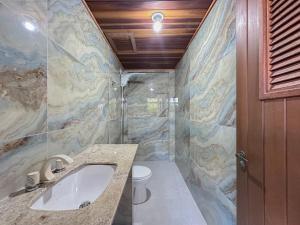 um banheiro com pia e vaso sanitário em MORADA ILHA PARAISO em Florianópolis mais 36 fotografias