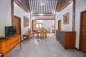 Μια τηλεόραση ή/και κέντρο ψυχαγωγίας στο The Joglo By The Beach Pemuteran Bali