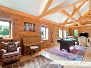 un soggiorno con un tavolo da biliardo e un pianoforte di Villa in Freyneux with Garden a Freineux Altre 32 foto