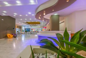 Bazén v ubytování Kipriotis Hippocrates Hotel nebo v jeho okolí