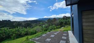 balkon domu z widokiem na góry w obiekcie Rinconcito Stay w mieście Sabana Redonda +9 zdjęć
