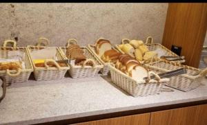 a group of baskets of bread and cheese on a counter at Coral Express próximo ao Parque Harmonia e Beira Rio in Porto Alegre