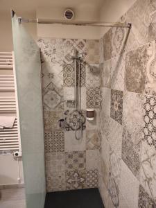 a shower in a bathroom with a tiled wall at Valdisieve Guest House Appartamento 20 minuti da Firenze in Pontassieve