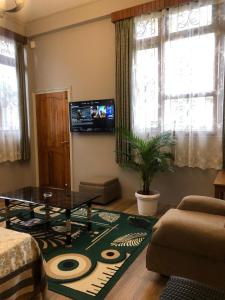 シロンにあるBeaumont Homestay 377のコーヒーテーブルとテレビのあるリビングルーム