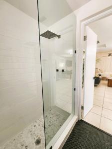 Vannituba majutusasutuses Midcentury Modern Beach Home - 8 min to the beach +71 fotot