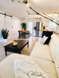 Istumisnurk majutusasutuses Midcentury Modern Beach Home - 8 min to the beach