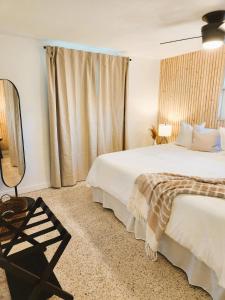 Voodi või voodid majutusasutuse Midcentury Modern Beach Home - 8 min to the beach toas