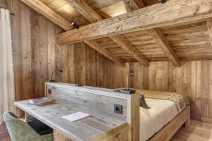 una stanza di legno con un letto e una scrivania di Chalet le Plane a Saint-Gervais-les-Bains Altre 34 foto
