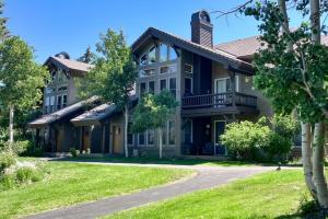 a large house with a driveway at Snowcreek 847 in Mammoth Lakes