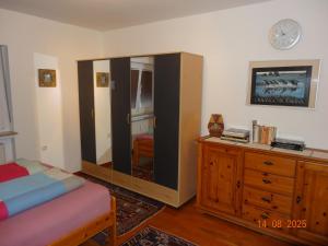 1 dormitorio con espejo grande y tocador en Kleine Einliegerwohnung- komfort Home!, en Lahnau