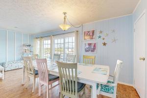 Posezení v ubytování Serene 2-level home with WiFi & deck - walk to beach, 1 dog welcome