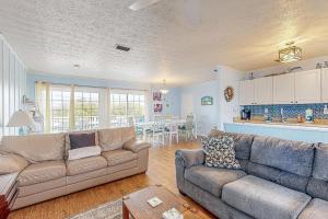 Posezení v ubytování Serene 2-level home with WiFi & deck - walk to beach, 1 dog welcome + 18 fotografií