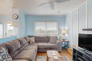 Posezení v ubytování Serene 2-level home with WiFi & deck - walk to beach, 1 dog welcome