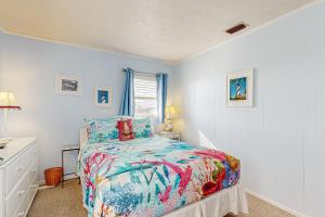 Postel nebo postele na pokoji v ubytování Serene 2-level home with WiFi & deck - walk to beach, 1 dog welcome