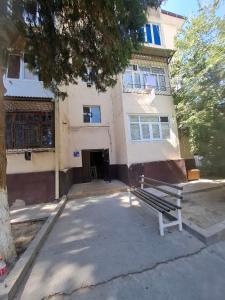 een bankje voor een gebouw bij home hotel registan in Samarkand