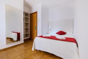 Ένα ή περισσότερα κρεβάτια σε δωμάτιο στο Hostal Marino